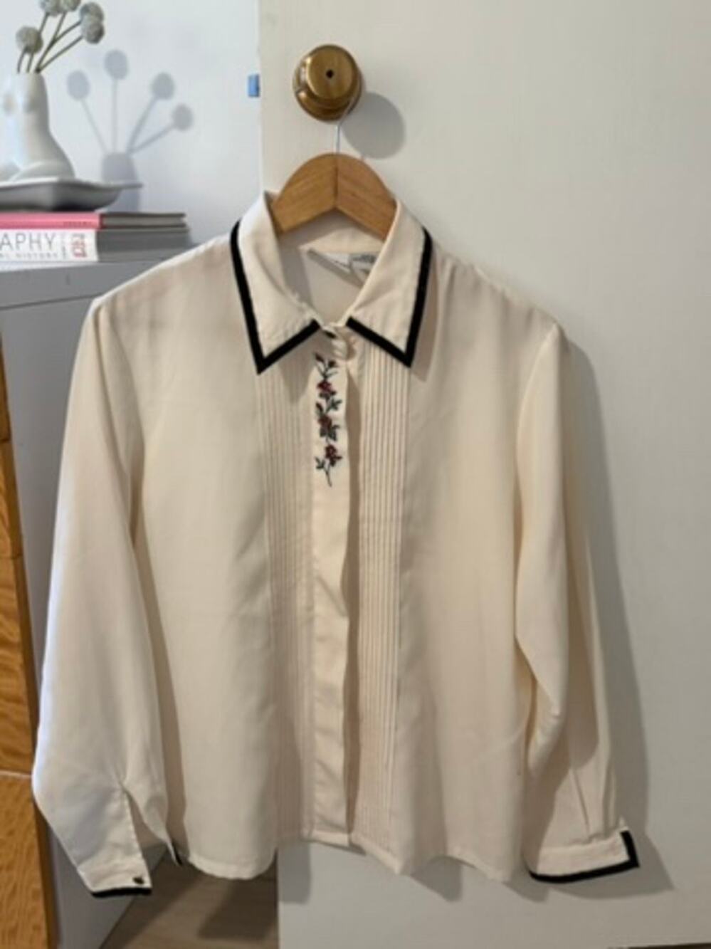 Koret Petites Vintage Embroidered‎ Pintuck Blouse Cream Floral Button Up ✨